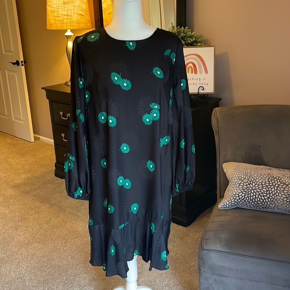 Ann Taylor size 12. Lightweight, fully lined and ready to wear.